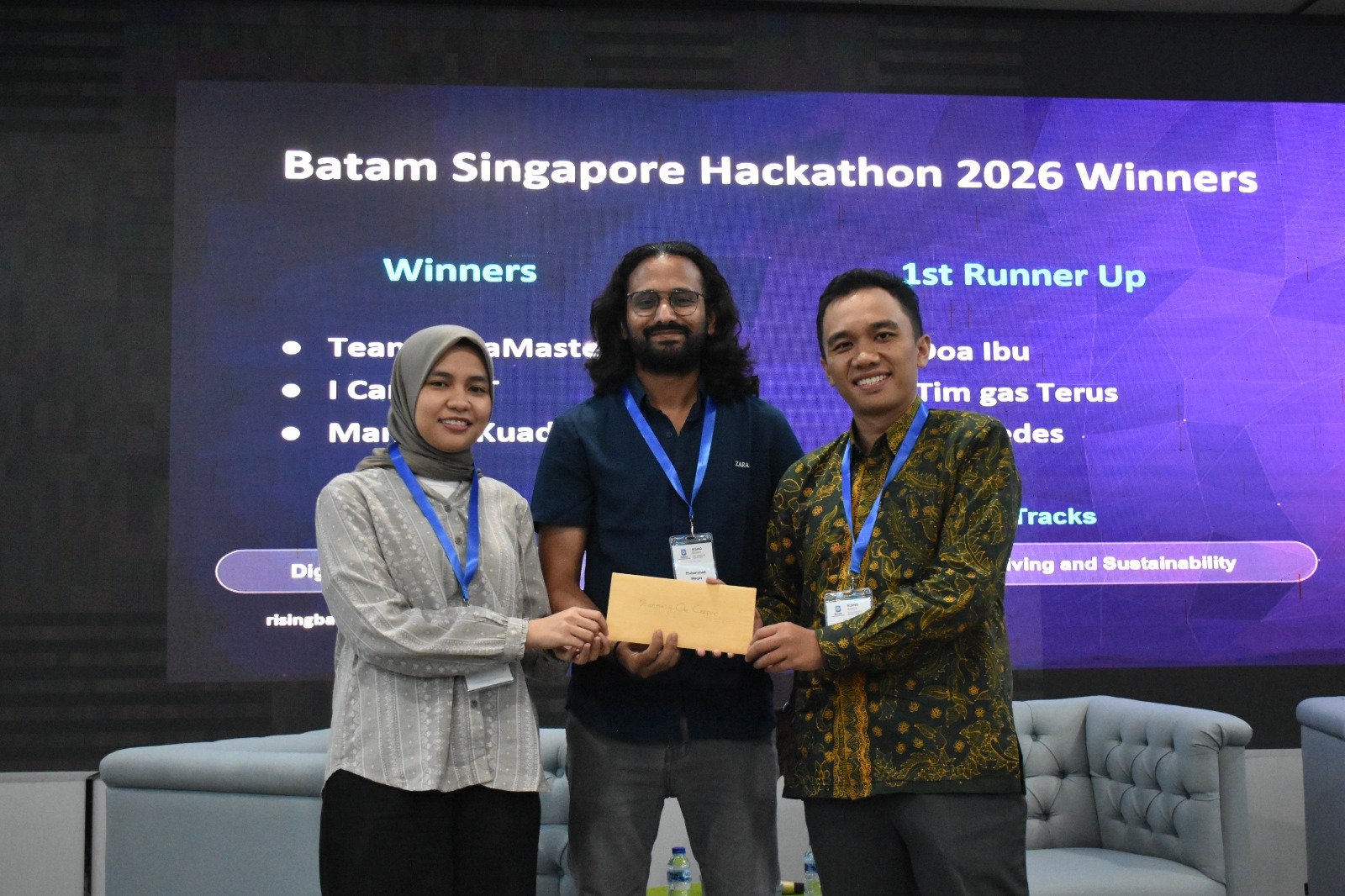 Tim Running on Coffee menerima penghargaan di Batam Singapore Hackathon 2026